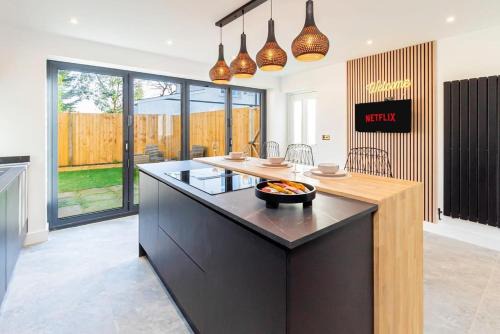Luxury Home with Parking near Everything! Netflix, Pool, Gaming - Long Stay Savings - Perfect for NHS, Contractors, Relocators