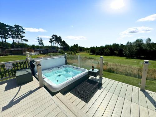 Luxury Hot Tub Lodge, Panoramic Views & Free Golf, Dog Friendly