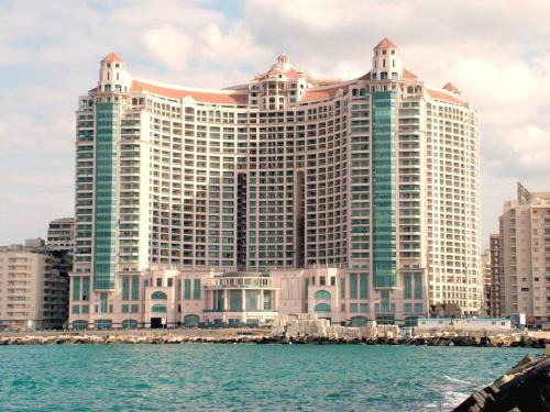 LUXURY HOTEL APARTMENT at GRAND PLAZA SAN STEFANO, PRIME LOCATION with access to MEGA MALL and FOUR SEASONS'S RESTAURANTS