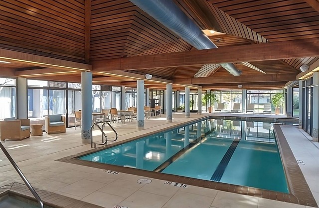 Luxury Hotel in Berkeley Marina! 3 Convenient Units, Pets Allowed, Bike Rental!