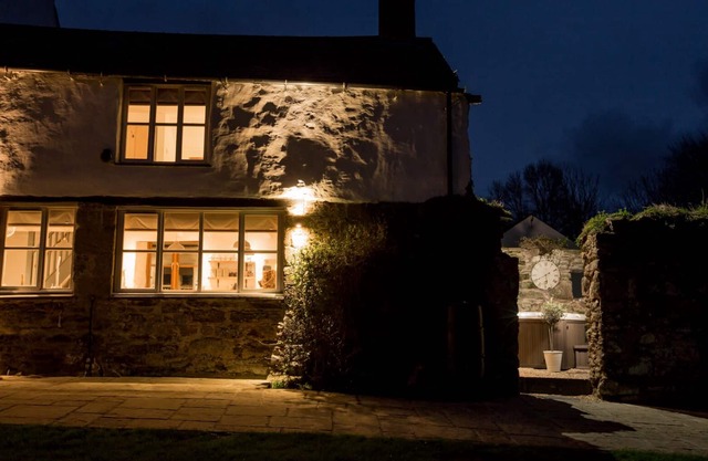 Luxury house sleeping 14 with stunning outdoor pool set privately in 10 acres