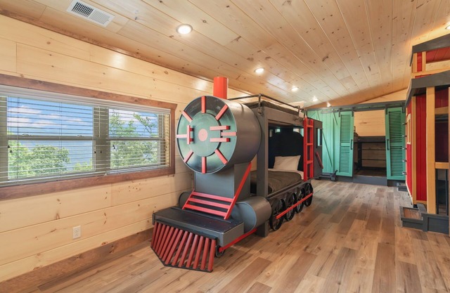 Elegant Indoor Pool/Theater/Game Room/Dog Friendly-Sleeps 20