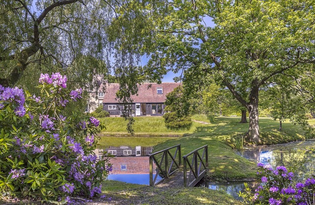 Intérieur de luxe conçu chalet de deux chambres dans un endroit paisible avec vue sur les étangs