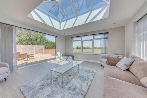 Luxury Isla Cottages Bourne, Dog Friendly with Garden, Parking, Countryside Views, Family Holidays & Easy Access to Town