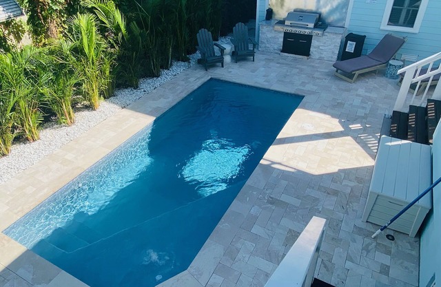 Luxury Key West Style Guest House on Historic Pass-A-Grille Beach Pool BBQ