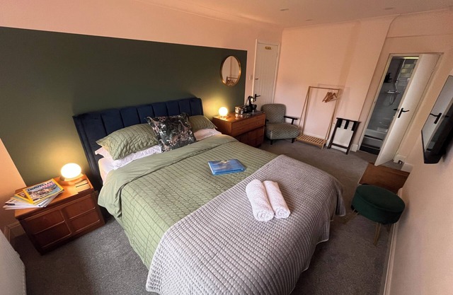 Luxury King Size Bedroom, own entrance, WiFi, Smart TV, New Forest walks!