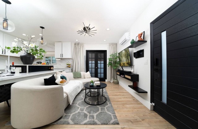 Luxury Kitchen & Private Courtyard: Top Features