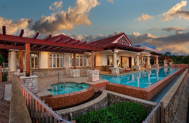 Luxury Kona Mansion: Infinity Pool & Epic Views