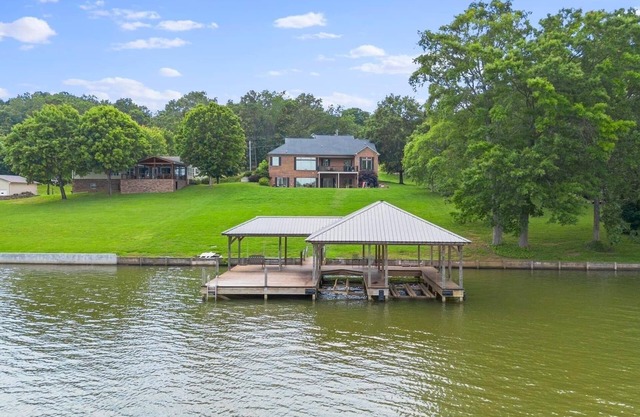 Luxury Lake Front House - Quai privé avec location de bateau sur place
