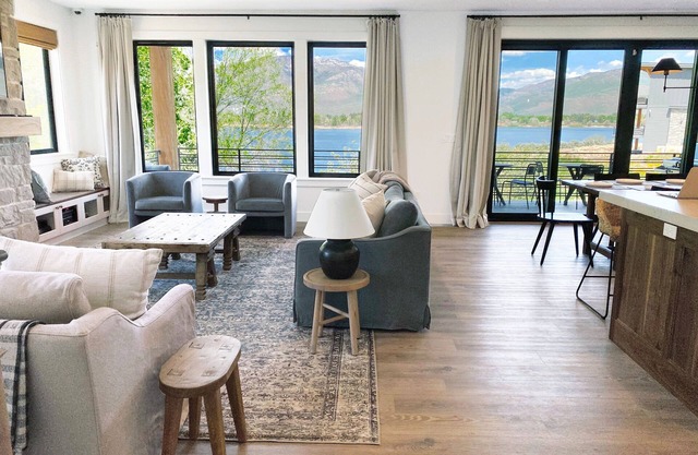 Luxury Lake Front Ski Home 5 min from SnowBasin