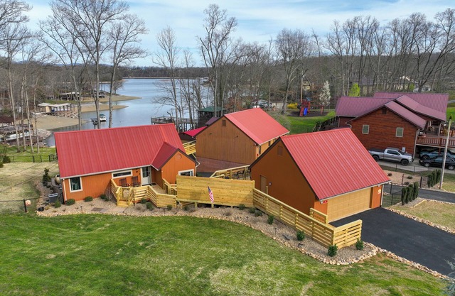 Luxury Lake Front Stay in Johnson City, TN!