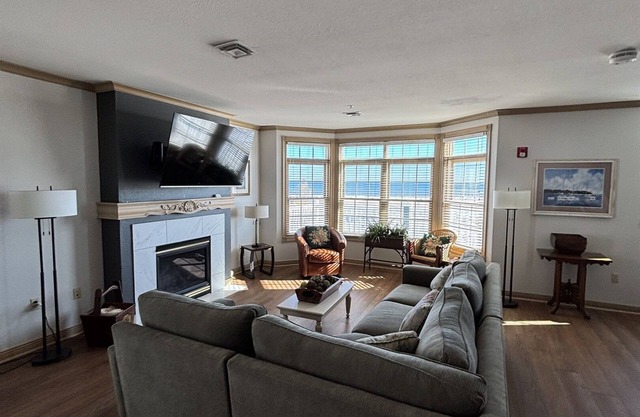 Luxury Lake Front Villa: Sleeps 12!