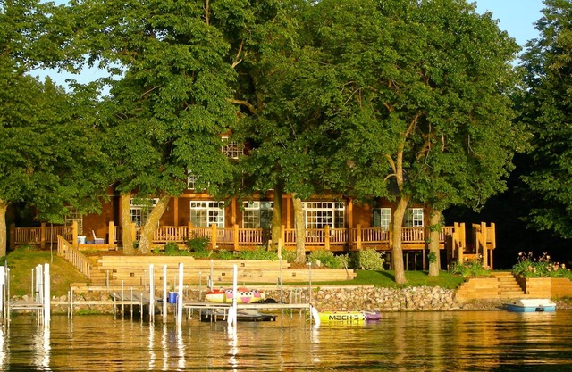 Maison de luxe au lac avec maison d'hôtes et salle de jeux