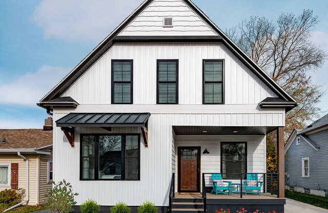 Luxury Lake House-4Bed-2Bath-NEW Renovation 2023-Walk to Beach, Dining, & More.