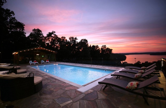 Luxury Lake View Lodge pour 30 personnes, sur 11 acres avec piscine chauffée.