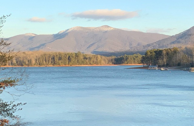 Luxury Lakefront Chatuge, 5 Beds/3 Bath, 2 Full Kitchens & Free WiFi, Sleeps 12