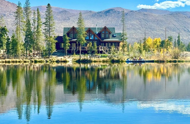 Grande cabane en rondins au bord du lac avec quai privé: parfait pour les réunions