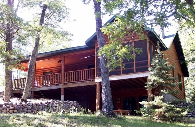 Retraite de luxe au bord du lac sur un lac tranquille
