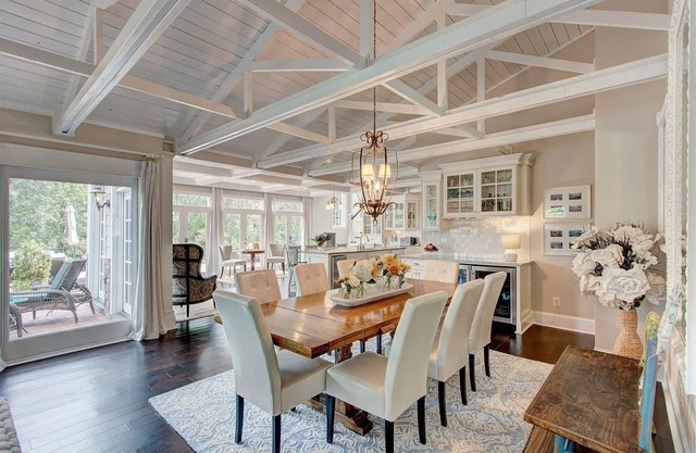 Beautiful Lakefront Home on Lake Lanier Double Deck Dock, Marinas Nearby 5 Star