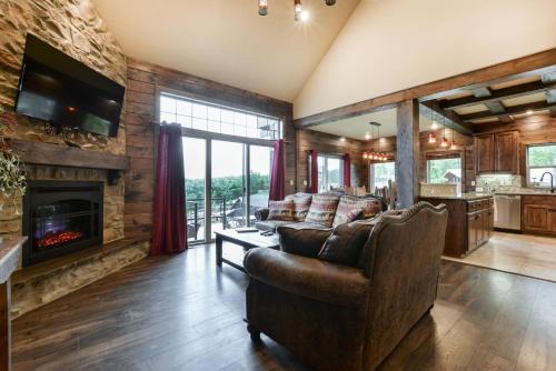 Luxury Lakefront Villa MiniGolf HUGE POOL Kayaks 2Mi to SDC Dock