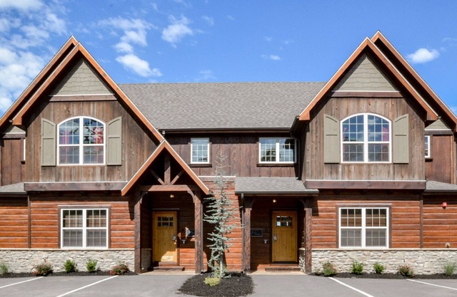 Villa de luxe au bord du lac pour 32 personnes! ~ Services gratuits ~ Piscine immense ~ Kayaks ~ Dock ~ 2Mi à S