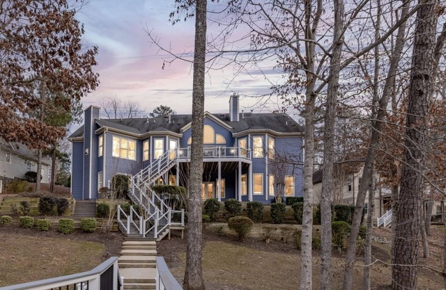 ICING ON THE LAKE (POOL SPRING 2023)8 bedroom 6.5 baths sleeps 24