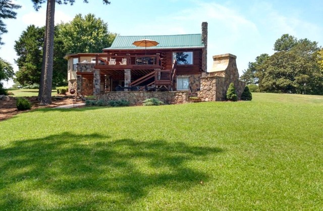 Luxury Lakeside Cabin - A Stone's Throw