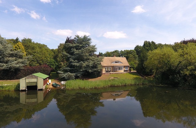 Luxury Lakeside Home Dans un vaste terrain avec des bateaux, des canoës et un court de tennis.