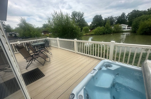Luxury lakeside lodge with sunken hot tub prime location on bull rush lake @tattershall lakes