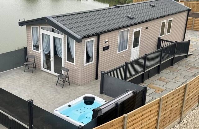 Lodge-d'exception-Douche-Vue sur Lac-adult only fishing breaks