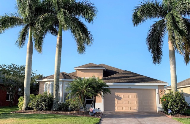 Luxury Lakeside Villa. À proximité des plages, Golf et Commerces