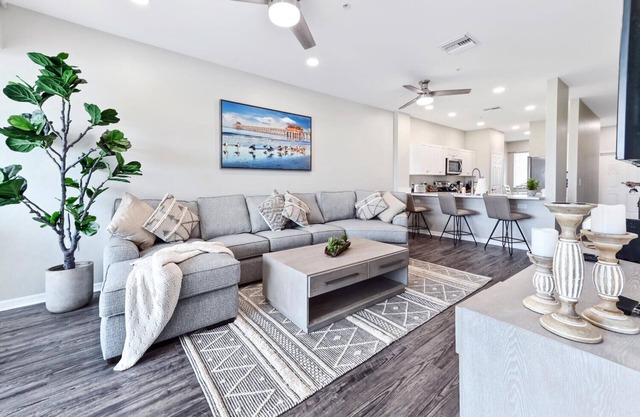 Luxury Lakeview Condo - Golf - Screened Lanai - Resort Pool - Hot tub - Gym