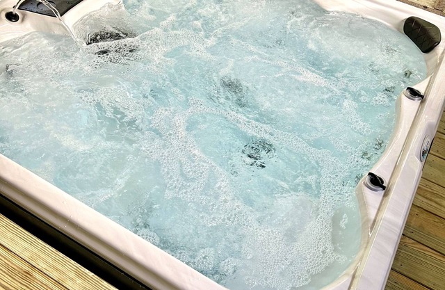 Luxurious Home Relaxing Hot Tub Spa King Suite On Trails WiFi In Town✨