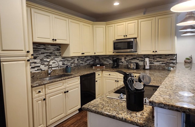 Luxury Lodge-4Bdrm/2 Bath in Venice MarinanNO BOAT SLIPnNO ICE MACHINE