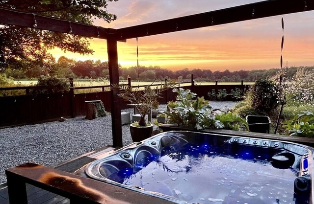 Luxury Lodge close to Clifton Suspension Bridge, hot tub.