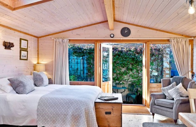 Luxury Lodge with Super King Size Bed, Kitchen & Shower Room