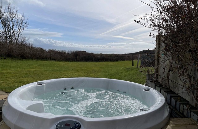 Luxury Lodge with hot tub on the exclusive Golf Village, Hafan y Mor, Pwllheli