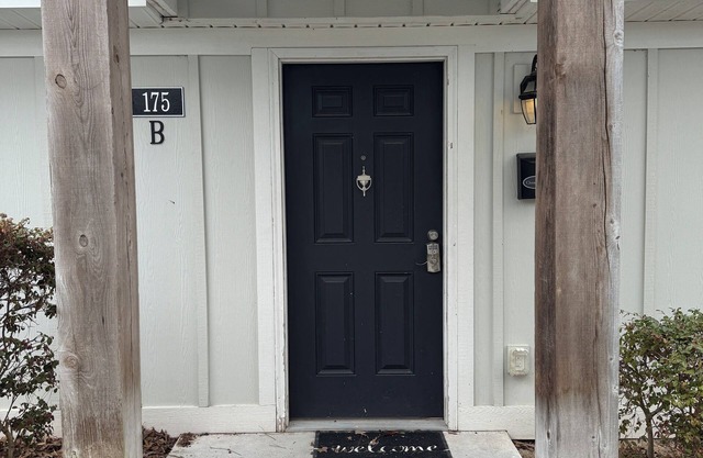 Luxury Lodging, Lakefront View, Queen Bed w/Private Bath, Private Patio.