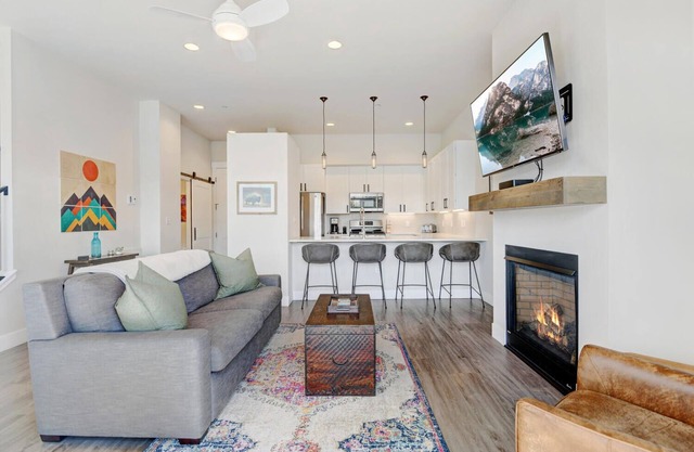 New Luxury Loft 4 I Hot Tub I Great Views I Best Price I FREE Adventures Daily