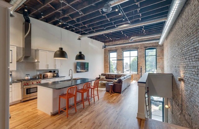 2BD/2BA Luxury Loft on Historic Fayetteville Square