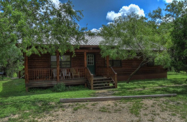 LUXURY LOG CABIN #1 FRIO RIVER WATER FRONT 10% DISCOUNT FOR A MAY RESERVATION