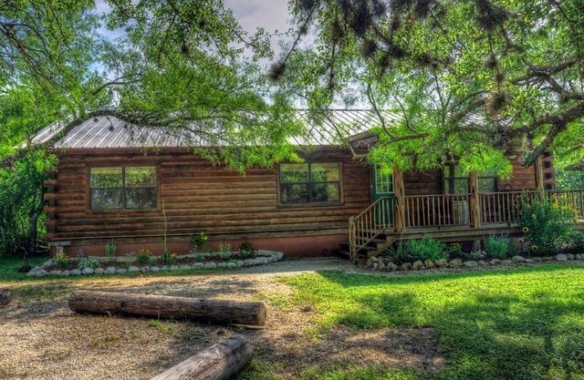 LUXE LOG CABIN SUR LA RIVIÈRE FRIO