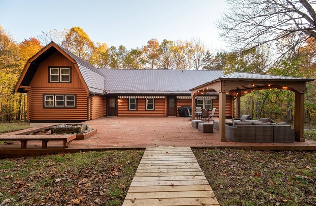 Luxury, log Cabin 65ac. of private forest, trails,sauna,hut tub. Baughman Park.