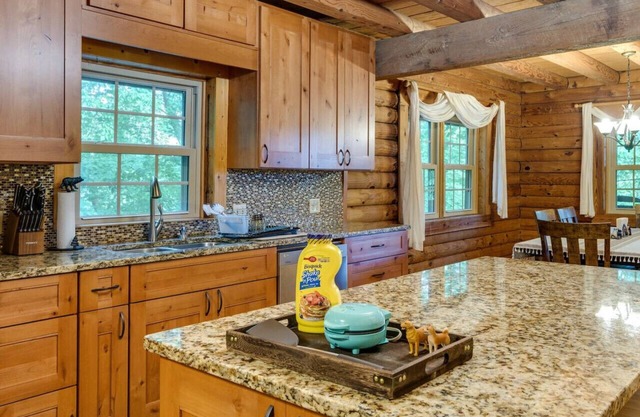 Luxury Log Cabin w/ Hot Tub, Fire Pit & Horses!