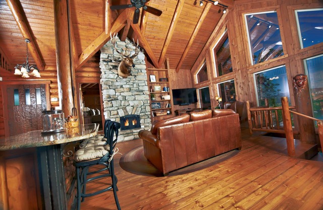 Cabane en rondins de luxe avec bain à remous sur la falaise sur mesure, vue sur Branson Skyline