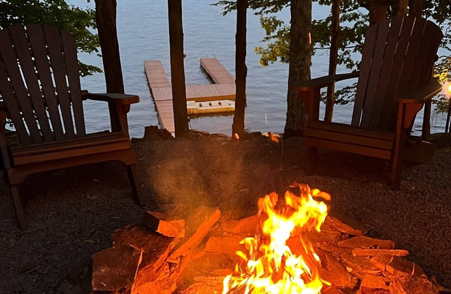 Maison de luxe en bois rond sur le grand lac