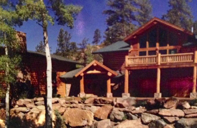 Maison de luxe en bois rond avec la montagne vivante de style serein à son meilleur!