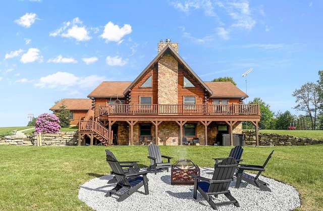 Luxury Log House w/HotTub, Sauna, Game Room, Views, on 32 Acres, over 4,500sq.ft