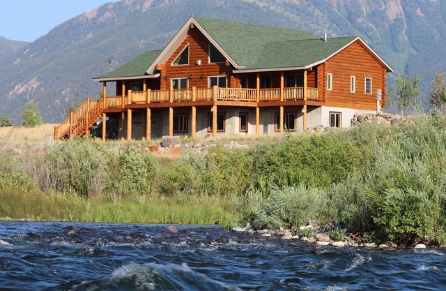 LUXURY MADISON RIVER FRONT LOG HOME - À 25 minutes de Yellowstone * La cabane à Caddis