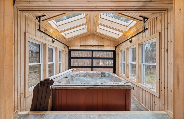 Luxury Mansfield View Home - 4 beds, 5 baths, 2.5 miles to Stowe Moutain Resort